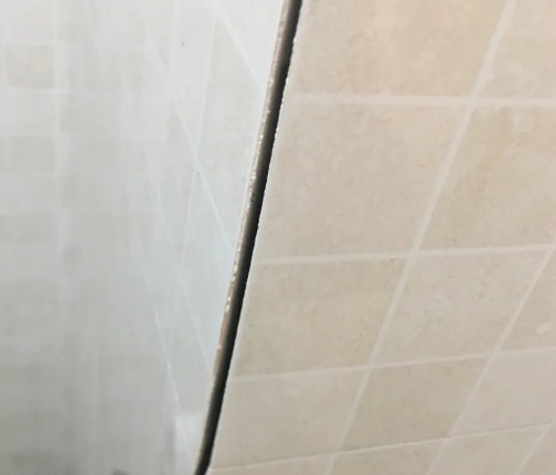 安宁瓷砖空鼓维修公司分享阳台瓷砖脱落的修复过程可以分为以下几个步骤